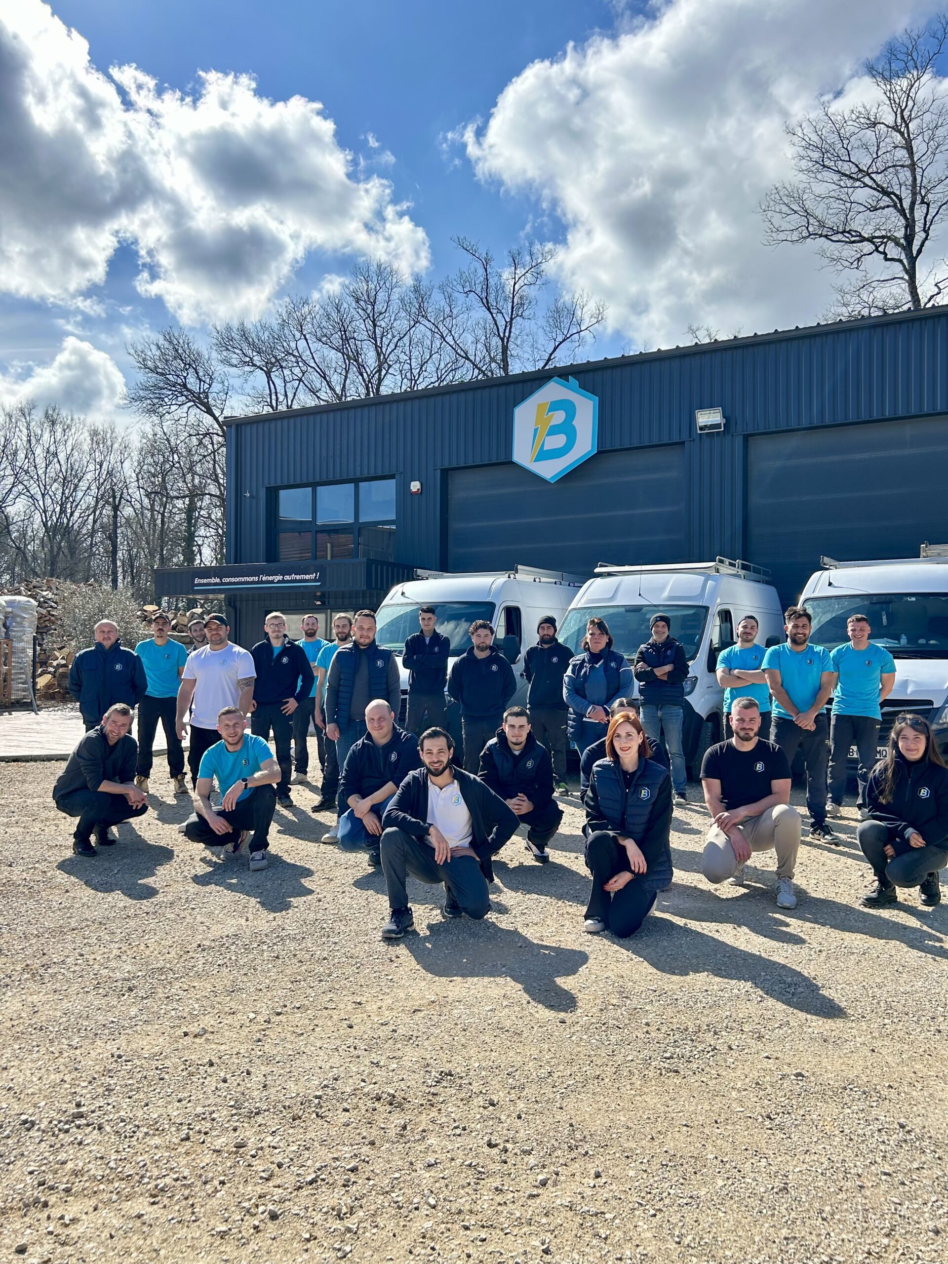 Team ENERGIE B photo-groupe-equipe-devant-batiment-energieb